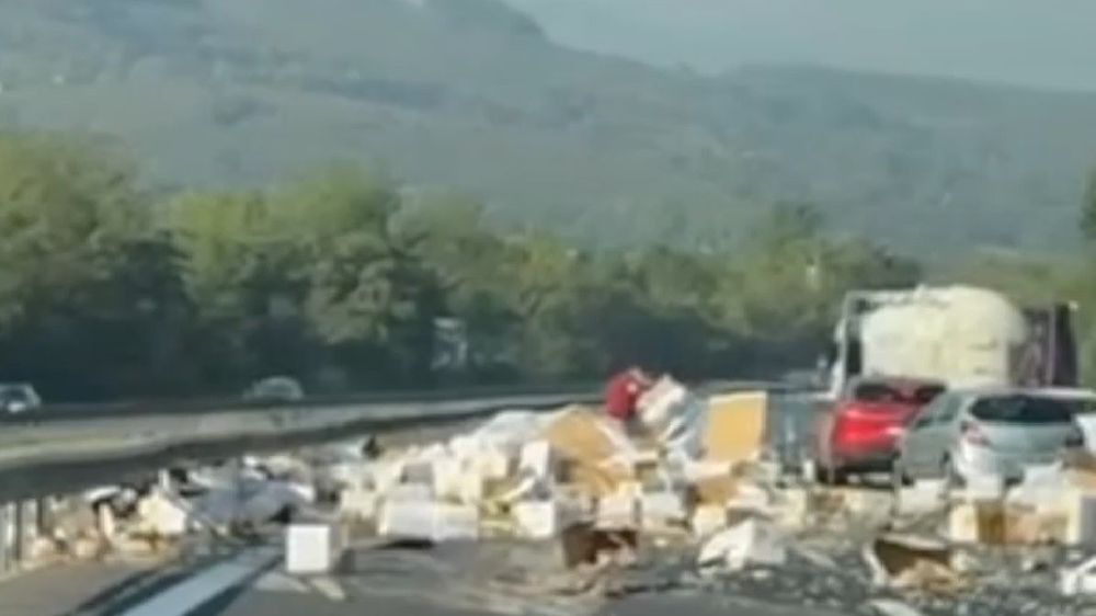  Anadolu otoyolunda tır bariyere girdi yol trafiğe kapandı
