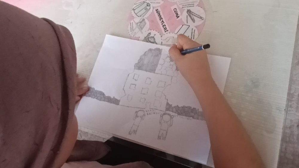 Anamur'da Yaz Kur'an Kursu öğrencilerinden Gazze'ye çizimli destek