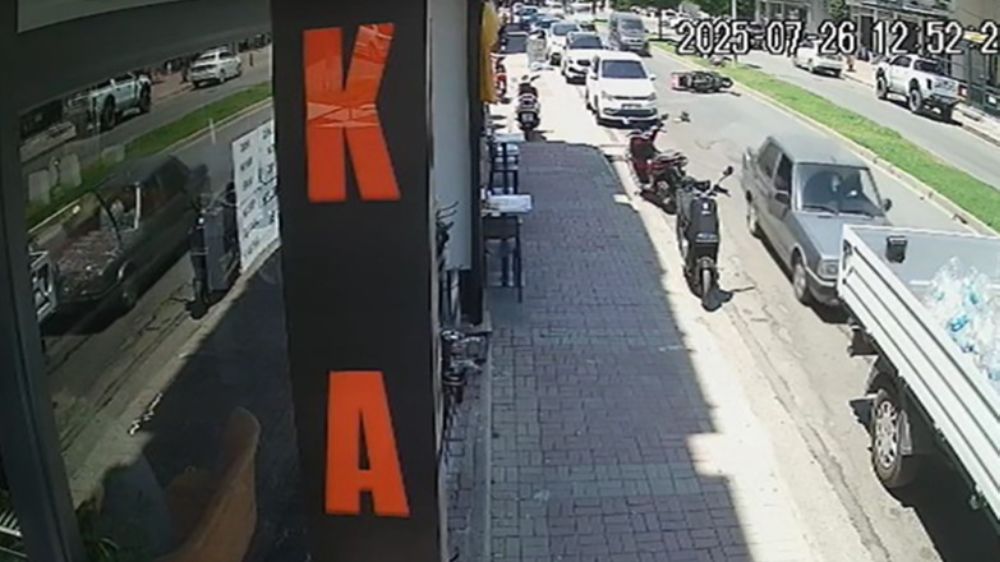 Aniden yola çıkan otomobile çarpan motosikletli yaralandı