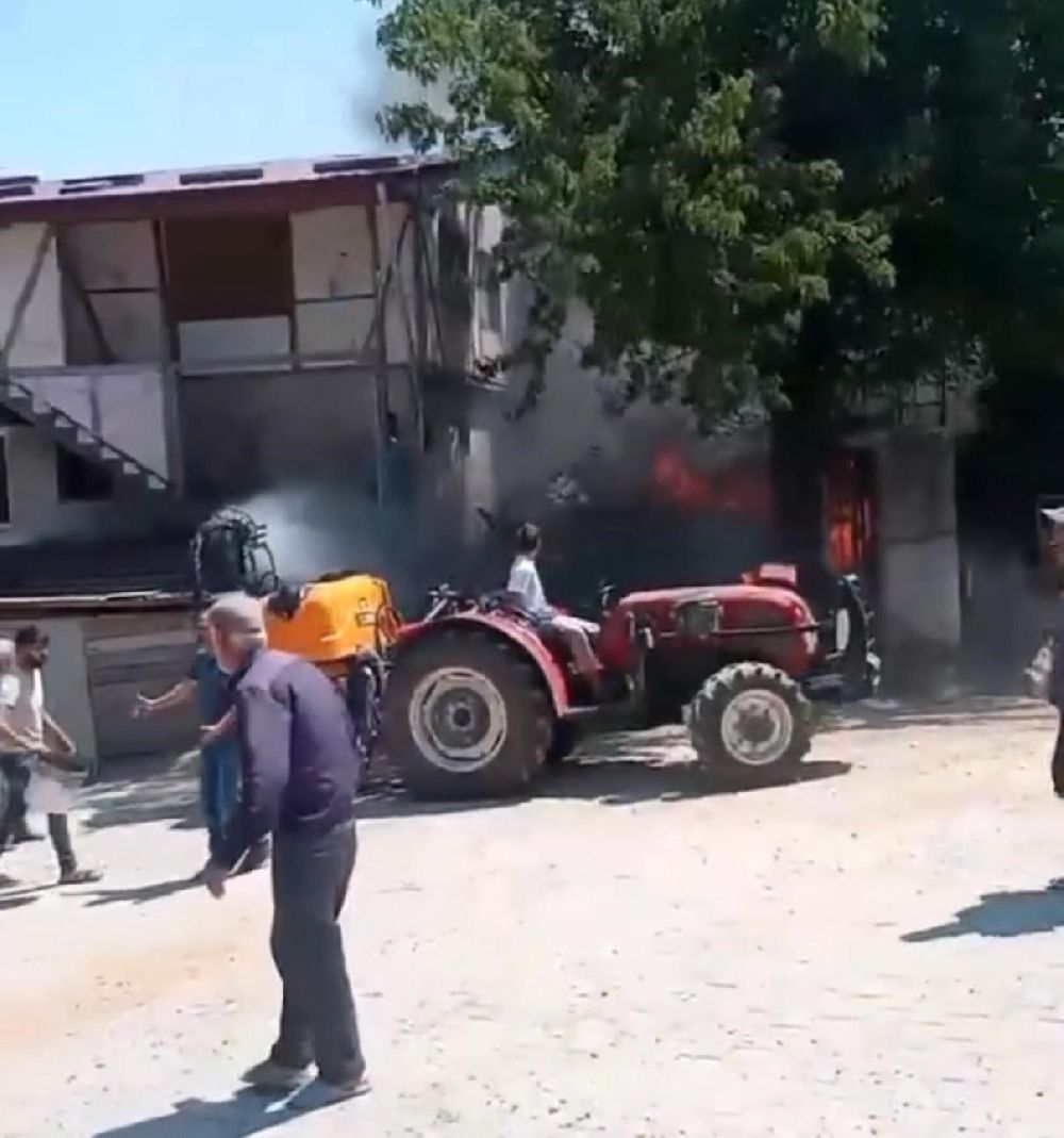 Anız yangını rüzgarın etkisi ile eve sıçradı