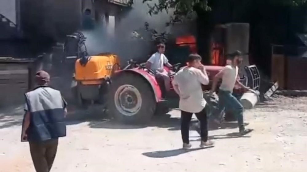 Anız yangını rüzgarın etkisi ile eve sıçradı