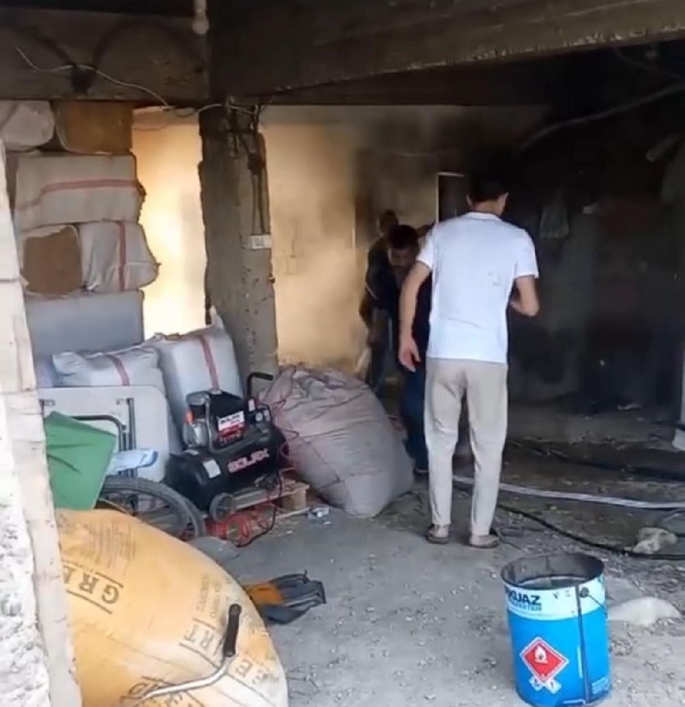 Anız yangını rüzgarın etkisi ile eve sıçradı