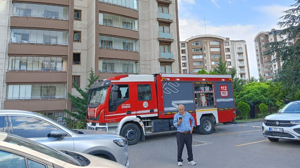  Ankara’da 14 katlı binada çıkan yangında mahsur kalan anne ile oğlu kurtarıldı