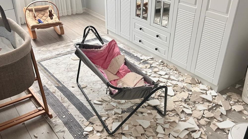 Ankara'da bebek, çöken tavan sıvasından saniyelerle kurtuldu