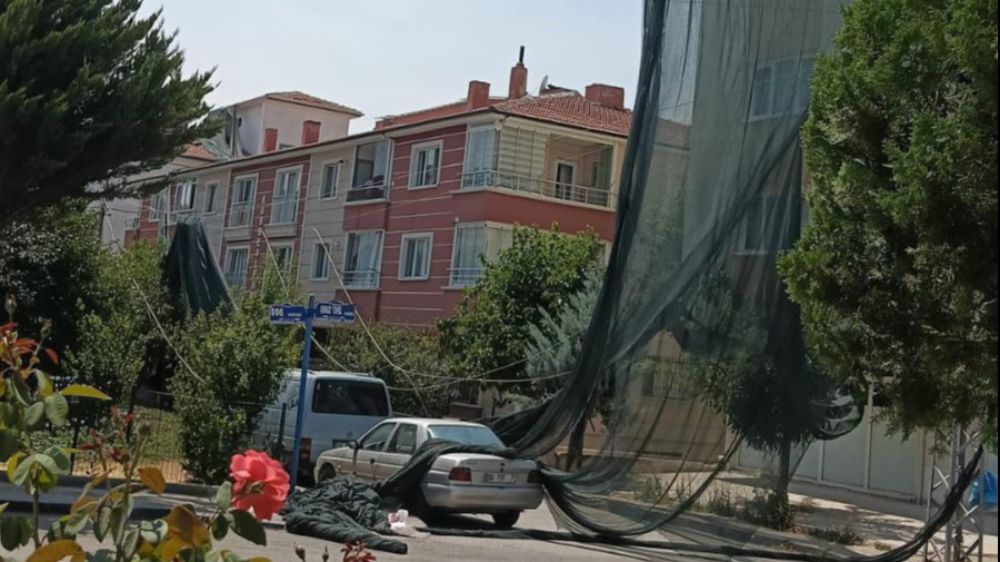 Ankara’da rüzgar sera örtülerini uçurdu