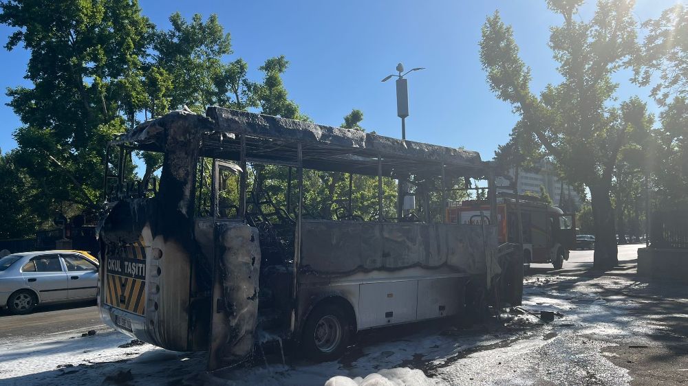 Ankara’da yanan minibüs kullanılamaz hale geldi