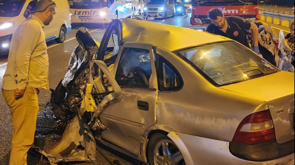 Ankara Etimesgut'ta feci kaza  ters yola giren otomobil, karşı yönden gelen otomobile çarptı 2 ölü