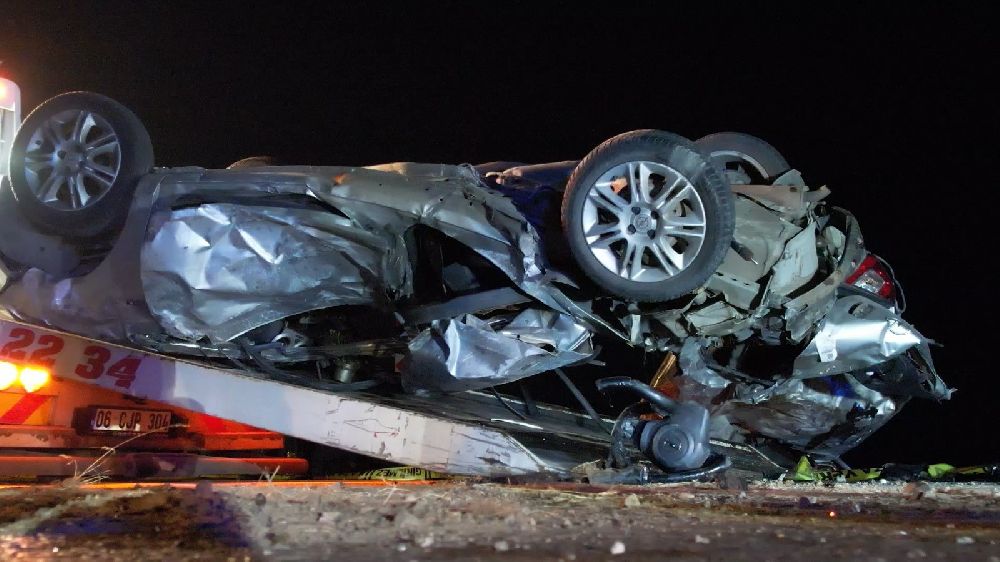 Ankara Kahramankazan'da iki otomobil çarpıştı 3 ölü