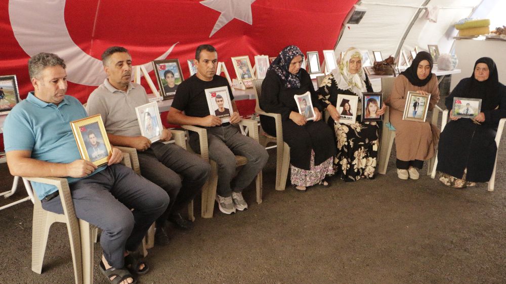 Annelerinin evlat nöbeti kavurucu sıcaklara rağmen devam ediyor