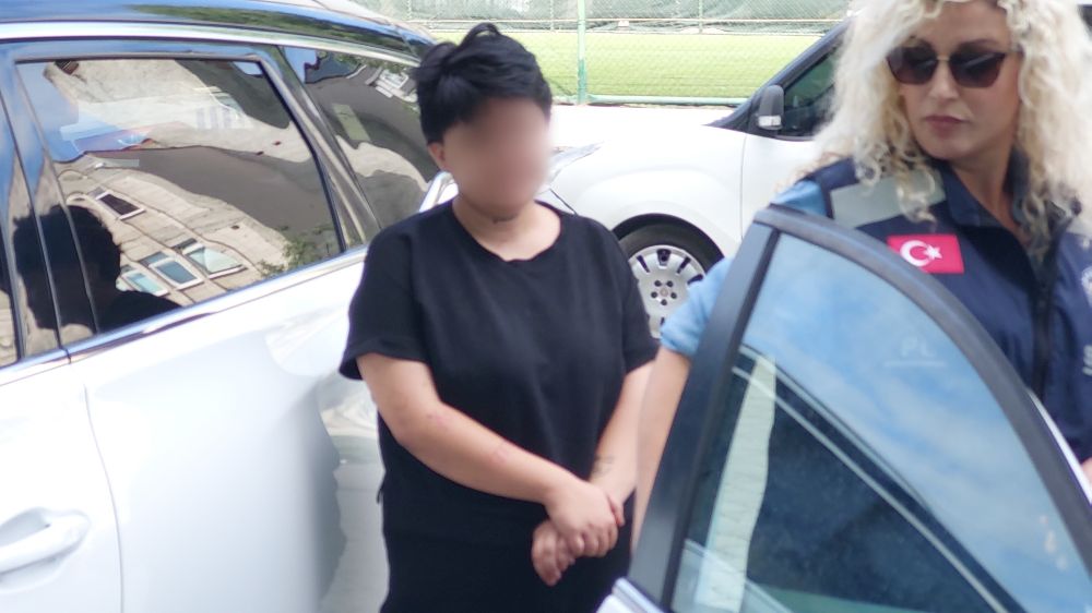 Annesini bıçaklayan genç kız tutuklandı