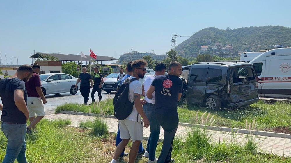 Antalya Alanya'da Tur minibüsü ile hafif ticari araç çarpıştı 2 yaralı