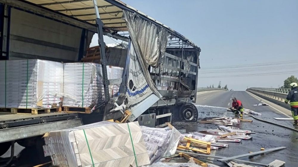 Antalya Bucak Burdur Karayolunda  Mobilya Yüklü TIR Alev Alev Yandı!
