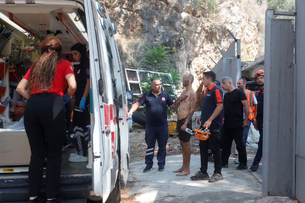 Antalya'da 15 metreden yuvarlanıp iki kaya arasındaki oyuğa düştü, operasyonla kurtarıldı