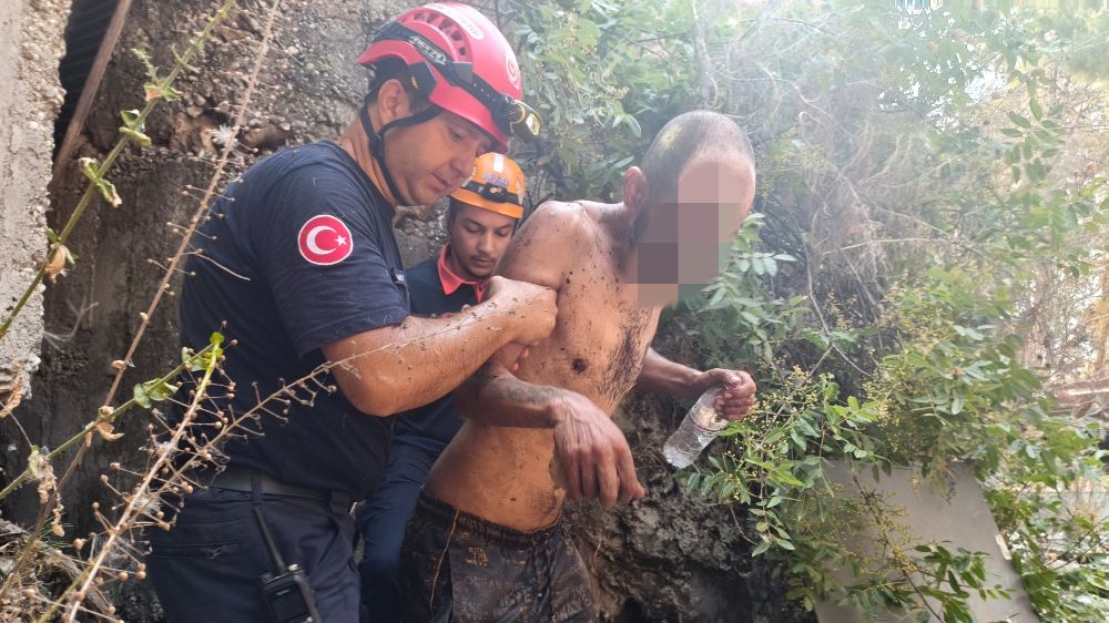 Antalya'da 15 metreden yuvarlanıp iki kaya arasındaki oyuğa düştü, operasyonla kurtarıldı