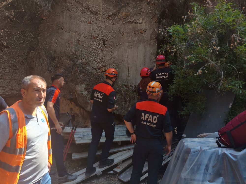 Antalya'da 15 metreden yuvarlanıp iki kaya arasındaki oyuğa düştü, operasyonla kurtarıldı