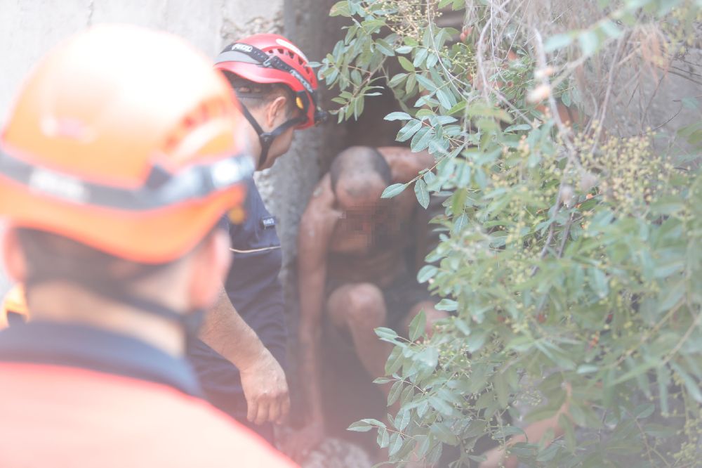 Antalya'da 15 metreden yuvarlanıp iki kaya arasındaki oyuğa düştü, operasyonla kurtarıldı