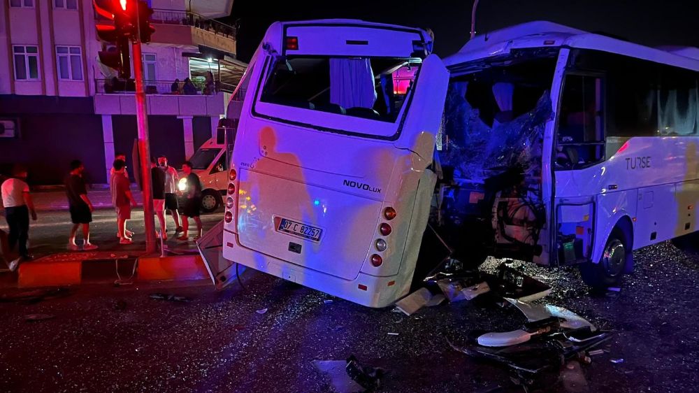 Antalya'da 3 midibüs birbirine girdi, ortalık savaş alanına döndü: 6 yaralı