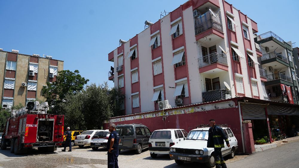 Antalya'da apartman dairesinde yangın korkuttu