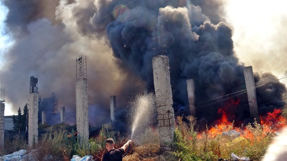 Antalya'da bir ev ve depo alevlerin arasında kaldı
