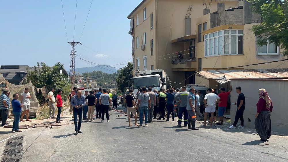 Antalya'da freni boşaldı ortalığı tarumar etti! 2 aracı ezip geçti