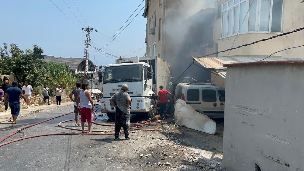 Antalya'da freni boşaldı ortalığı tarumar etti! 2 aracı ezip geçti
