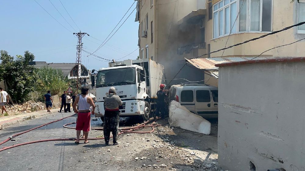 Antalya'da freni boşaldı ortalığı tarumar etti! 2 aracı ezip geçti