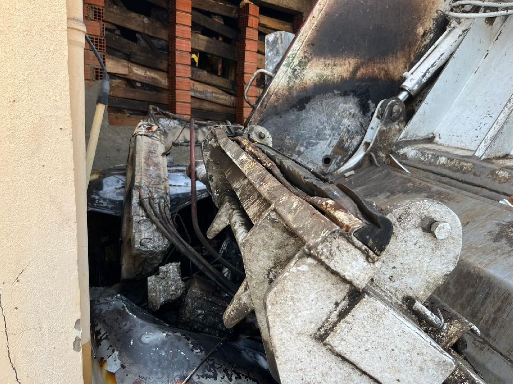 Antalya'da freni boşaldı ortalığı tarumar etti! 2 aracı ezip geçti