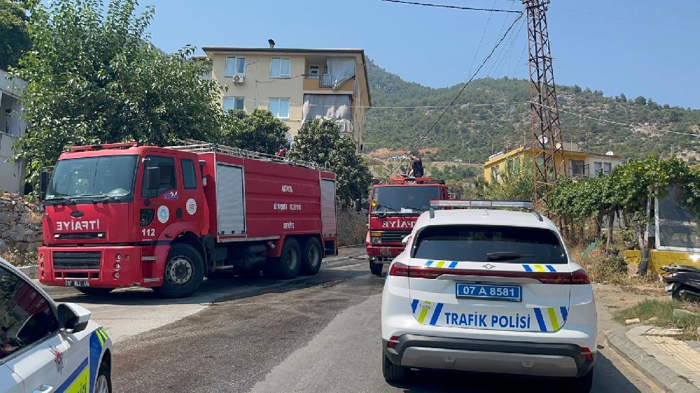 Antalya'da freni boşaldı ortalığı tarumar etti! 2 aracı ezip geçti