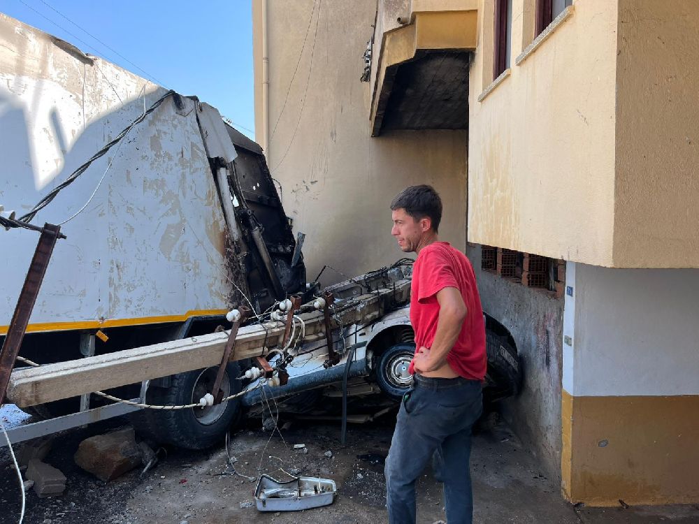 Antalya'da freni boşaldı ortalığı tarumar etti! 2 aracı ezip geçti