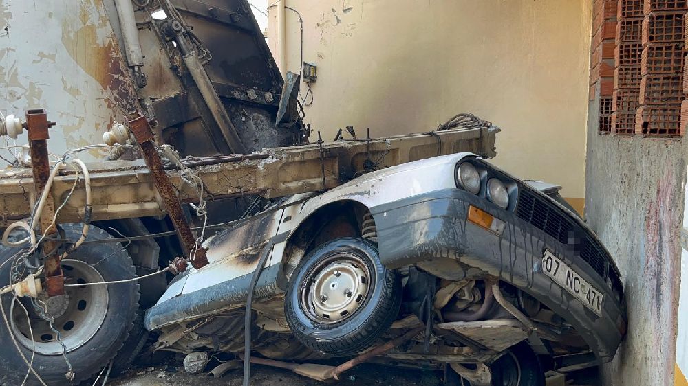 Antalya'da freni boşaldı ortalığı tarumar etti! 2 aracı ezip geçti