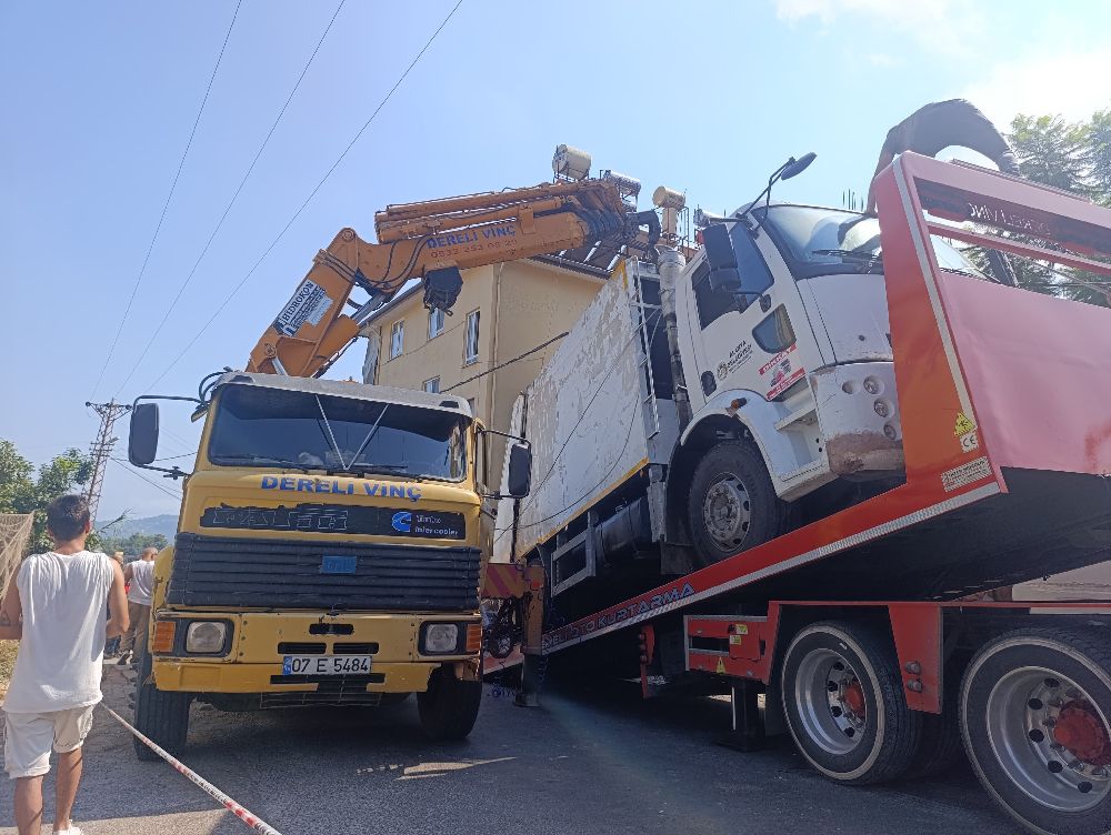 Antalya'da freni boşaldı ortalığı tarumar etti! 2 aracı ezip geçti