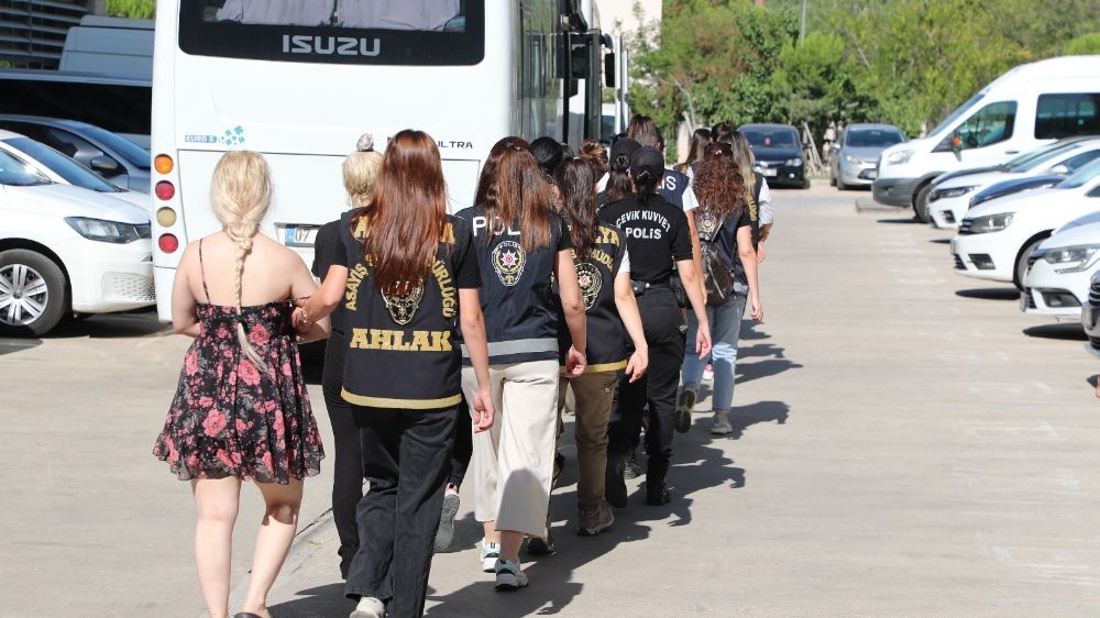 Antalya'da fuhuş bahanesiyle çağırdıkları kişileri gasp ettiler