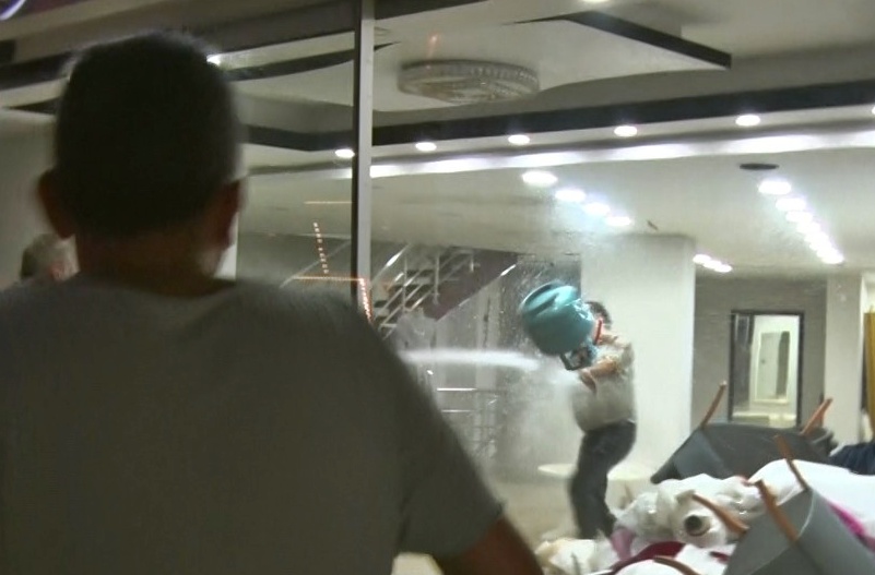 Antalya'da gecenin olayı Eşinin Gelinlik Mağazasını Yakmaya çalıştı tazyikli su ile durduruldu