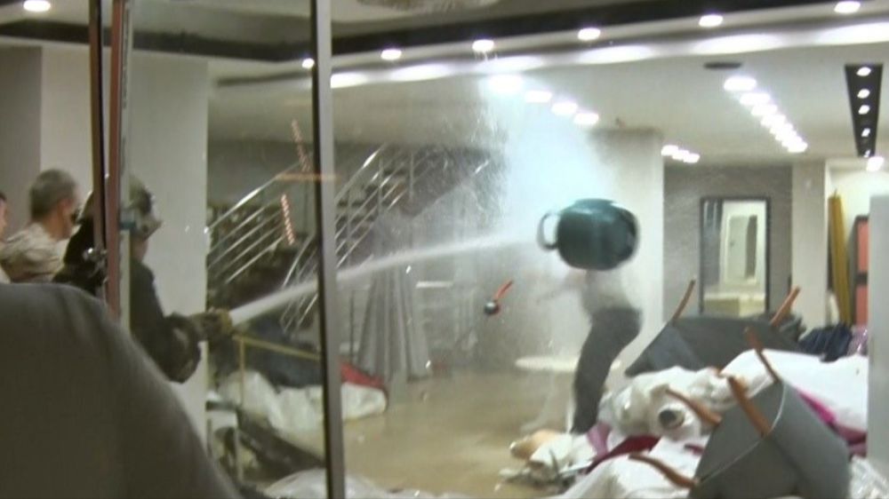 Antalya'da gecenin olayı Eşinin Gelinlik Mağazasını Yakmaya çalıştı tazyikli su ile durduruldu 