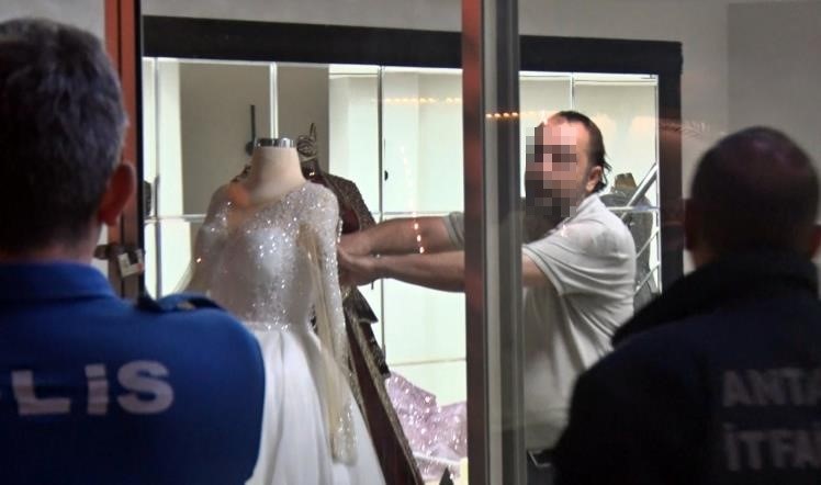 Antalya'da gecenin olayı Eşinin Gelinlik Mağazasını Yakmaya çalıştı tazyikli su ile durduruldu