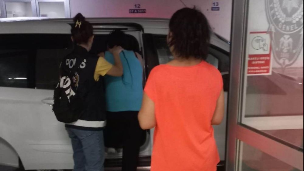 Antalya'da iş yerinden hırsızlık yapan 2 şüpheli tutuklandı