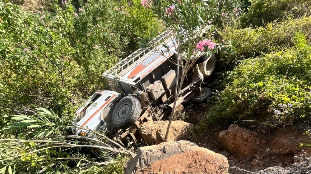 Antalya'da kamyonet şarampole uçtu: 3 yaralı