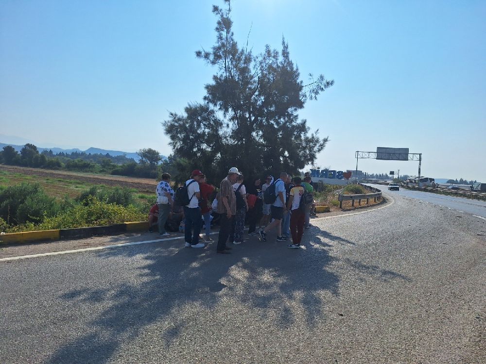 Antalya'da kaza yapan tur otobüsü, köprüden düşmek üzereyken durabildi