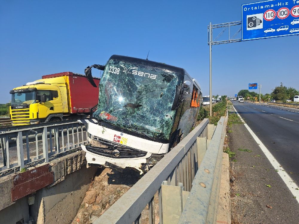 Antalya'da kaza yapan tur otobüsü, köprüden düşmek üzereyken durabildi