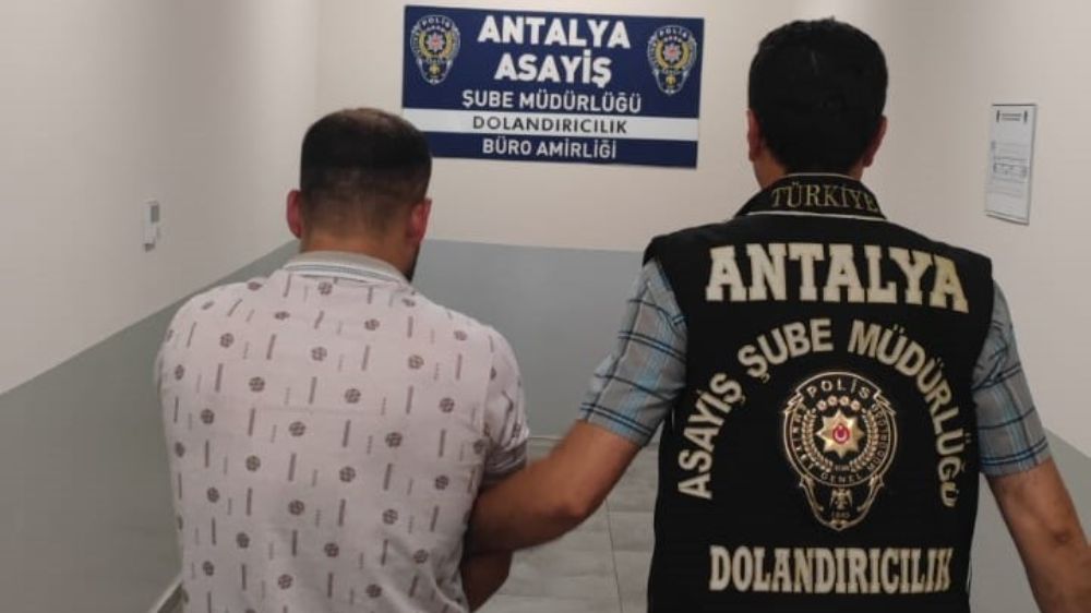 Antalya’da kendisini istihbarat görevlisi olarak tanıtan şahıs dolandırıcılıktan tutuklandı