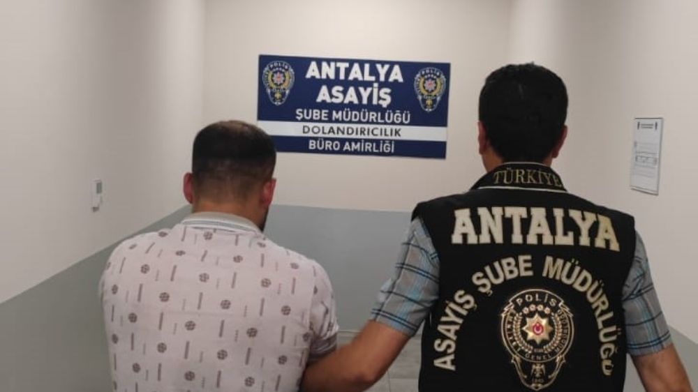 Antalya’da kendisini istihbarat görevlisi olarak tanıtan şahıs dolandırıcılıktan tutuklandı