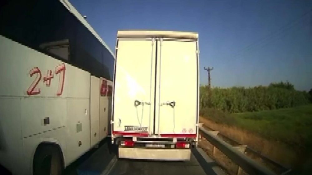 Antalya’da kural tanımayan sürücüler ambulansa geçit vermedi