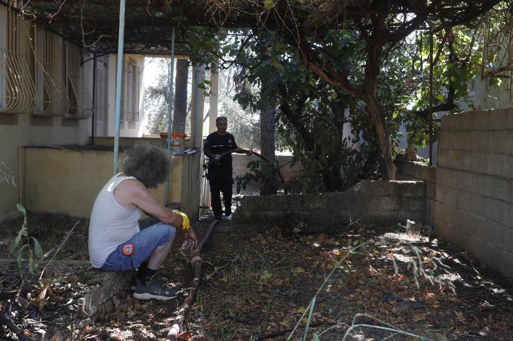 Antalya’da kuruyan otlar tutuştu, çıkan yangın 2 eve sıçramadan söndürüldü