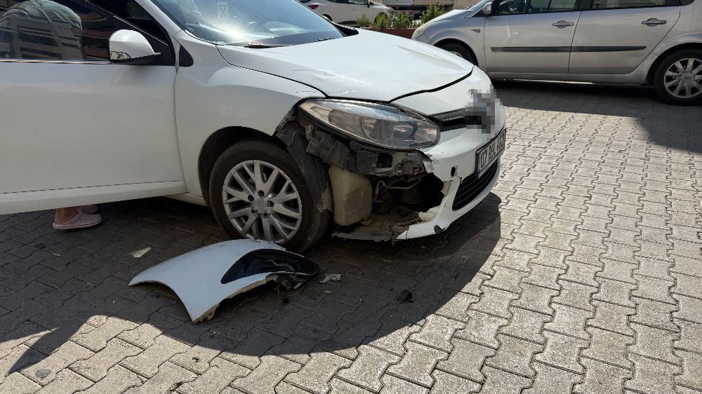Antalya'da otomobille motosiklet çarpıştı: 1 yaralı