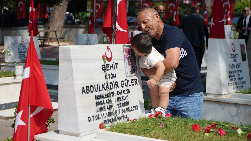 Antalya'da şehit annelerinin gözüyaşlı duaları 15 Temmuz'un acısını tazelendi