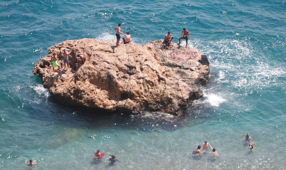 Antalya'da sıcaklık artışı devam ediyor, vatandaşlar sahile akın etti