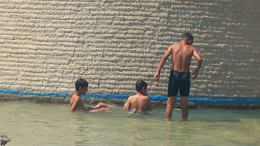 Antalya'da sıcaklık artışı devam ediyor, vatandaşlar sahile akın etti