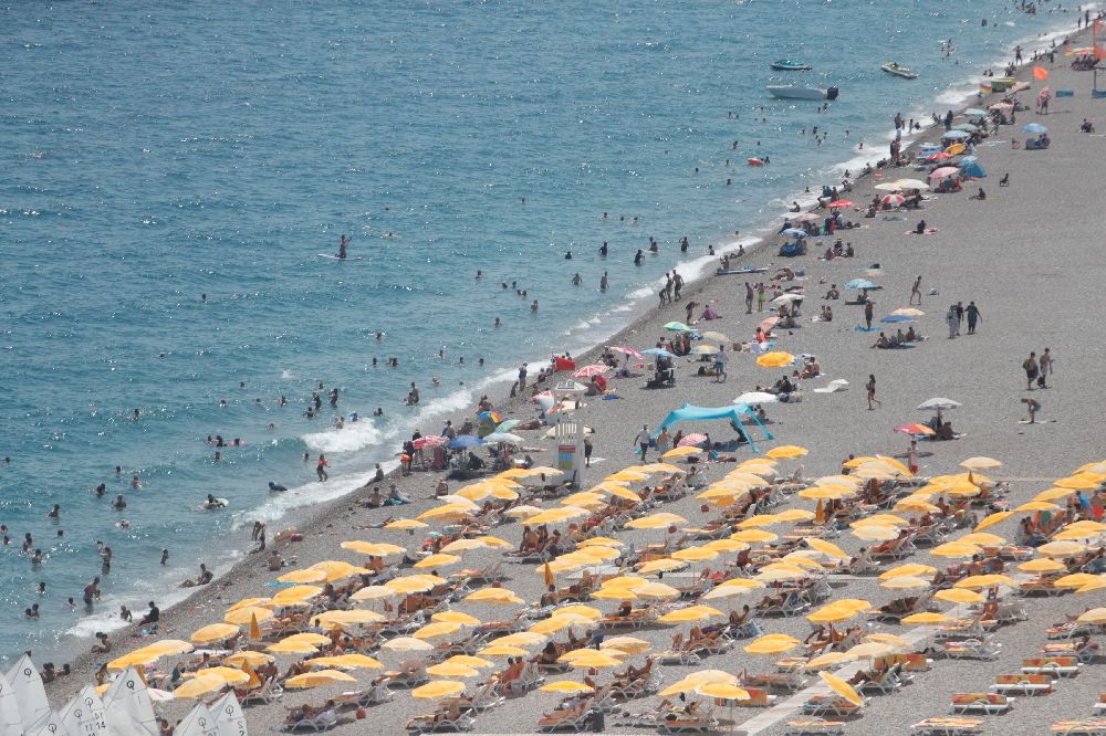 Antalya'da sıcaklık artışı devam ediyor, vatandaşlar sahile akın etti