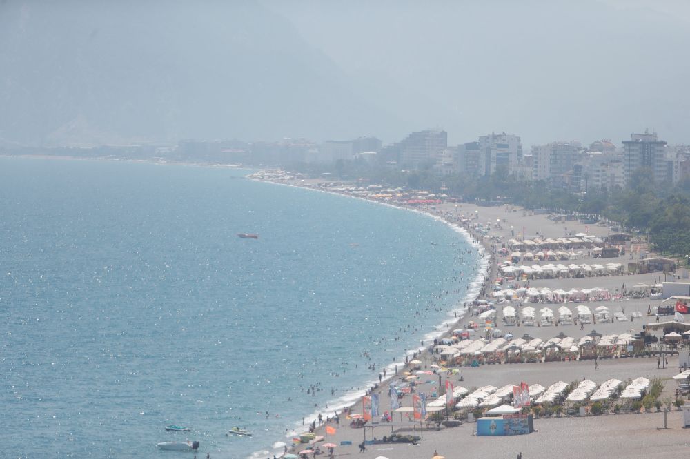 Antalya'da sıcaklık artışı devam ediyor, vatandaşlar sahile akın etti