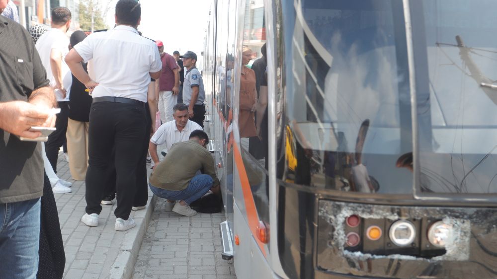 Antalya'da tramvayın çarptığı genç kız yaralandı